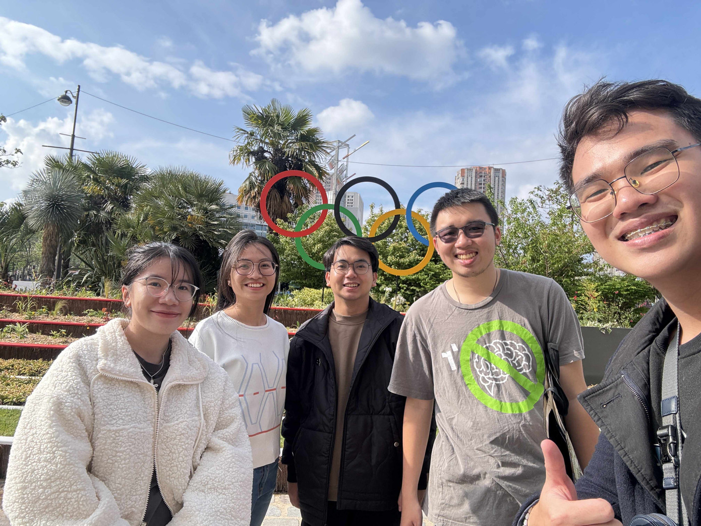 Quang Vinh cùng bạn bè theo học chương trình thạc sỹ tại Pháp. Quang Vinh cùng bạn bè theo học chương trình thạc sỹ tại Pháp.