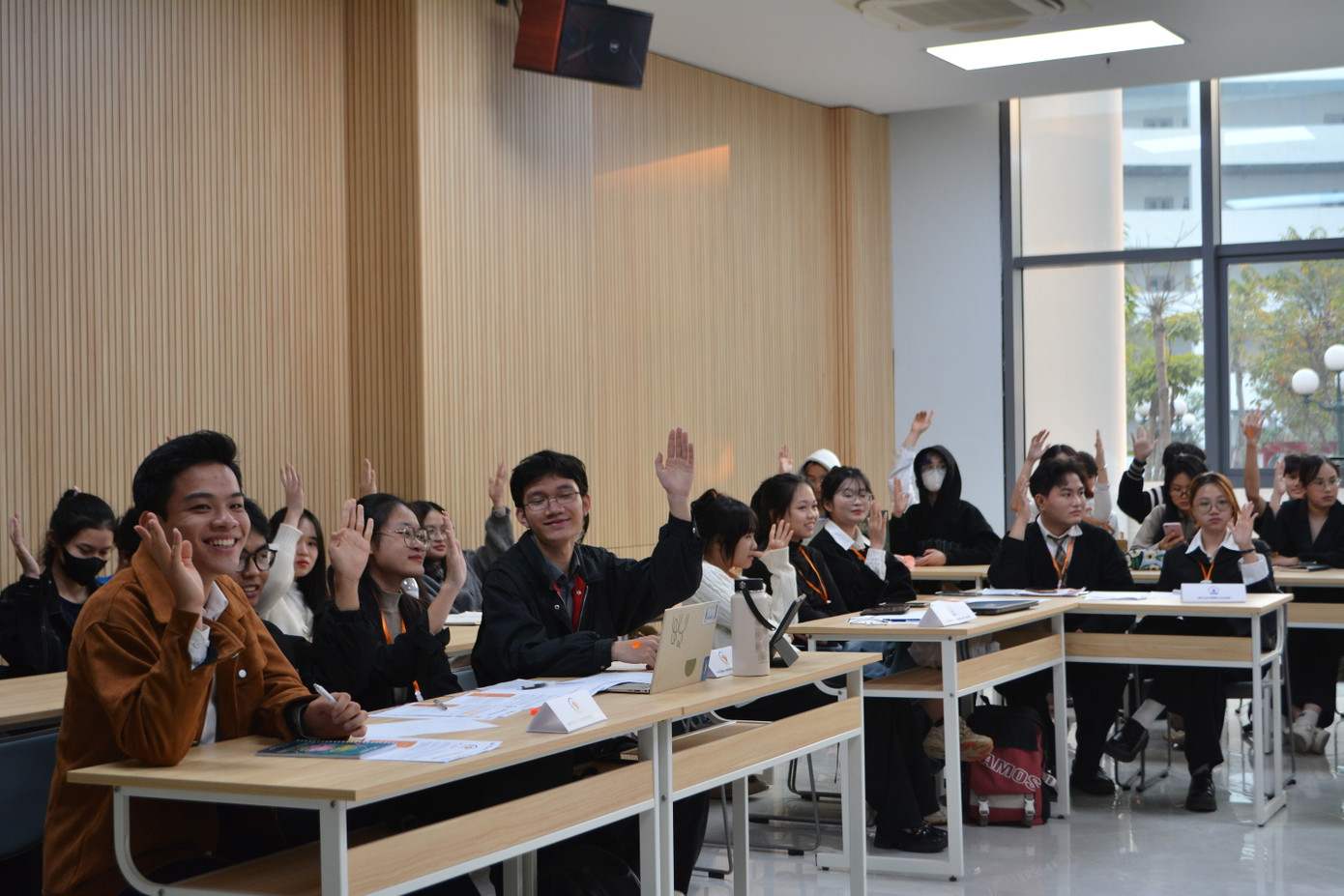 Các đại biểu và quan sát viên biểu quyết tán thành đề xuất của đại biểu.