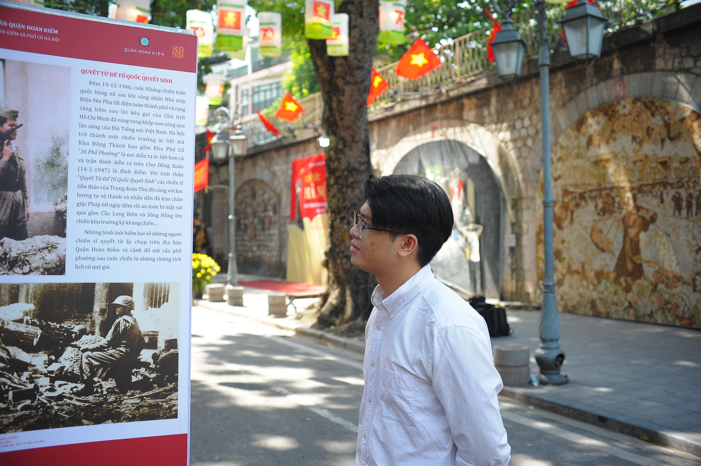 Triển lãm ảnh trong khuôn khổ sự kiện cũng thu hút rất nhiều bạn trẻ.