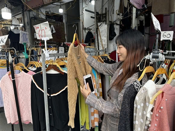 Các bạn trẻ ngày càng chuộng những món đồ đã qua tay (Ảnh: Nguyễn Nhài).