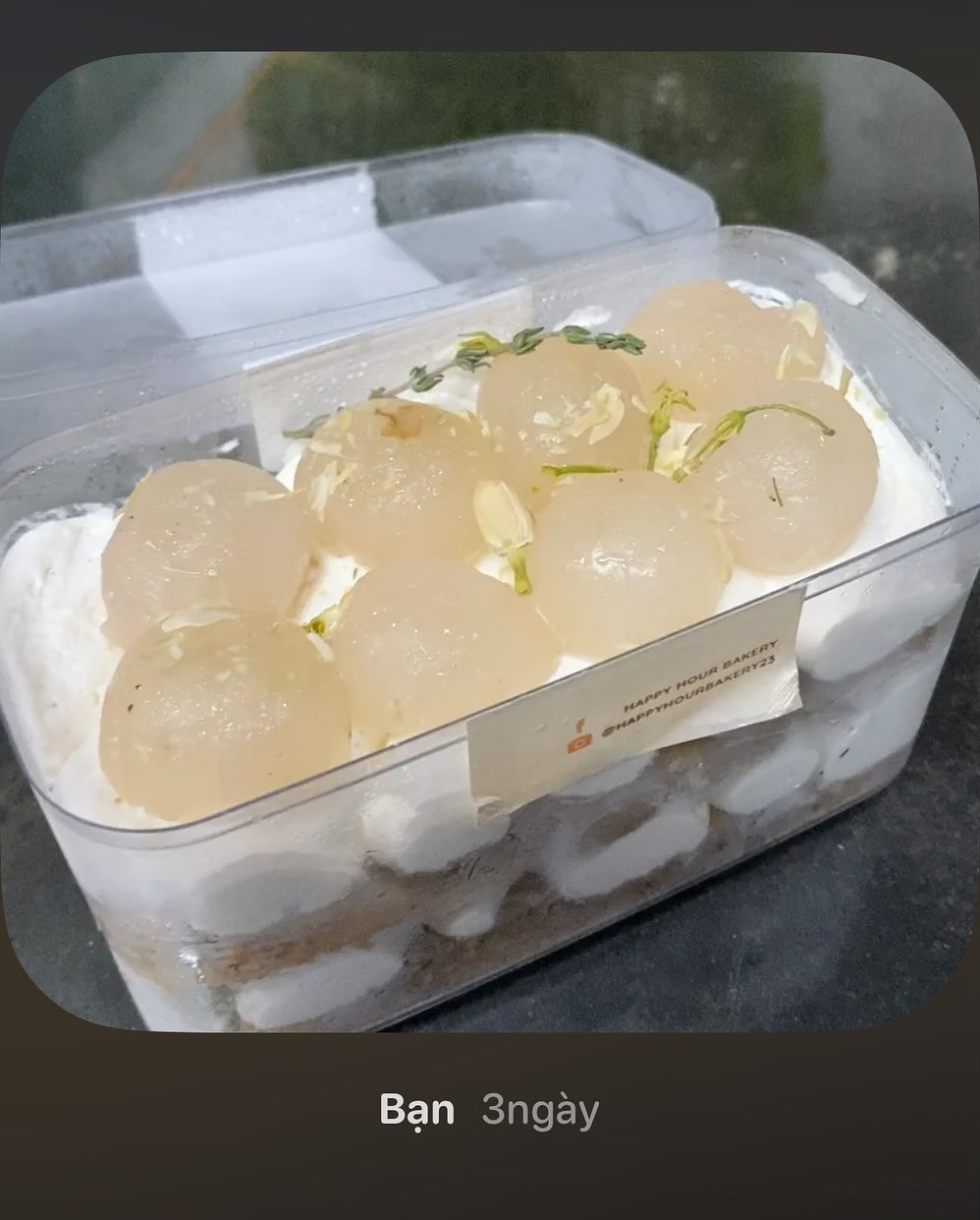 Bạn trẻ hào hứng check-in bánh trên nền tảng Locket. (Ảnh: @tramyyi.knx) Bạn trẻ hào hứng check-in bánh trên nền tảng Locket. (Ảnh: @tramyyi.knx)