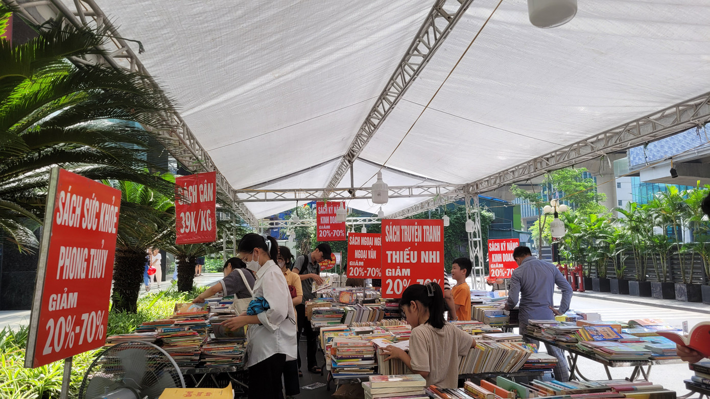 Hội chợ sách cũ Hà Nội bày bán nhiều đầu sách mới, sách cũ, và sách cân với giá ưu đãi.