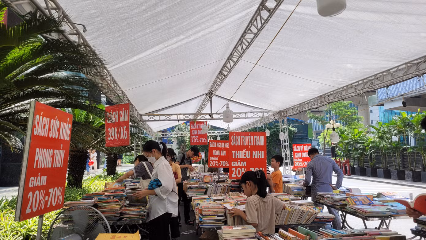 Hội chợ sách cũ Hà Nội bày bán nhiều đầu sách mới, sách cũ, và sách cân với giá ưu đãi.