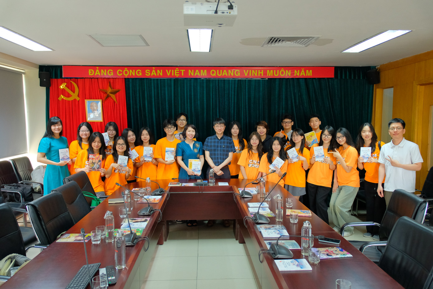 Đoàn giáo viên, học sinh CLB CNN Zoom, Trường THPT Chuyên Ngoại ngữ cùng đại diện Ban Sinh Viên - Hoa Học Trò, Báo Tiền Phong. Đoàn giáo viên, học sinh CLB CNN Zoom, Trường THPT Chuyên Ngoại ngữ cùng đại diện Ban Sinh Viên - Hoa Học Trò, Báo Tiền Phong.