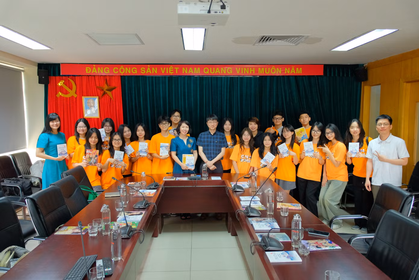 Đoàn giáo viên, học sinh CLB CNN Zoom, Trường THPT Chuyên Ngoại ngữ cùng đại diện Ban Sinh Viên - Hoa Học Trò, Báo Tiền Phong. Đoàn giáo viên, học sinh CLB CNN Zoom, Trường THPT Chuyên Ngoại ngữ cùng đại diện Ban Sinh Viên - Hoa Học Trò, Báo Tiền Phong.
