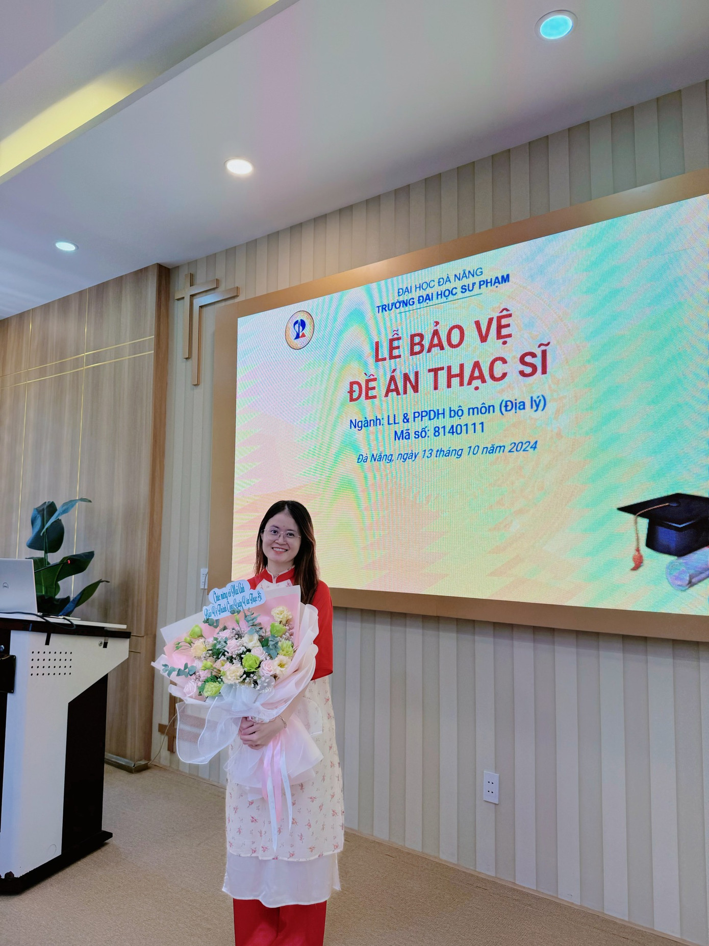 Cô Mai Anh trong buổi bảo vệ đề án thạc sĩ chuyên ngành Lý luận và phương pháp dạy học môn Địa lí.