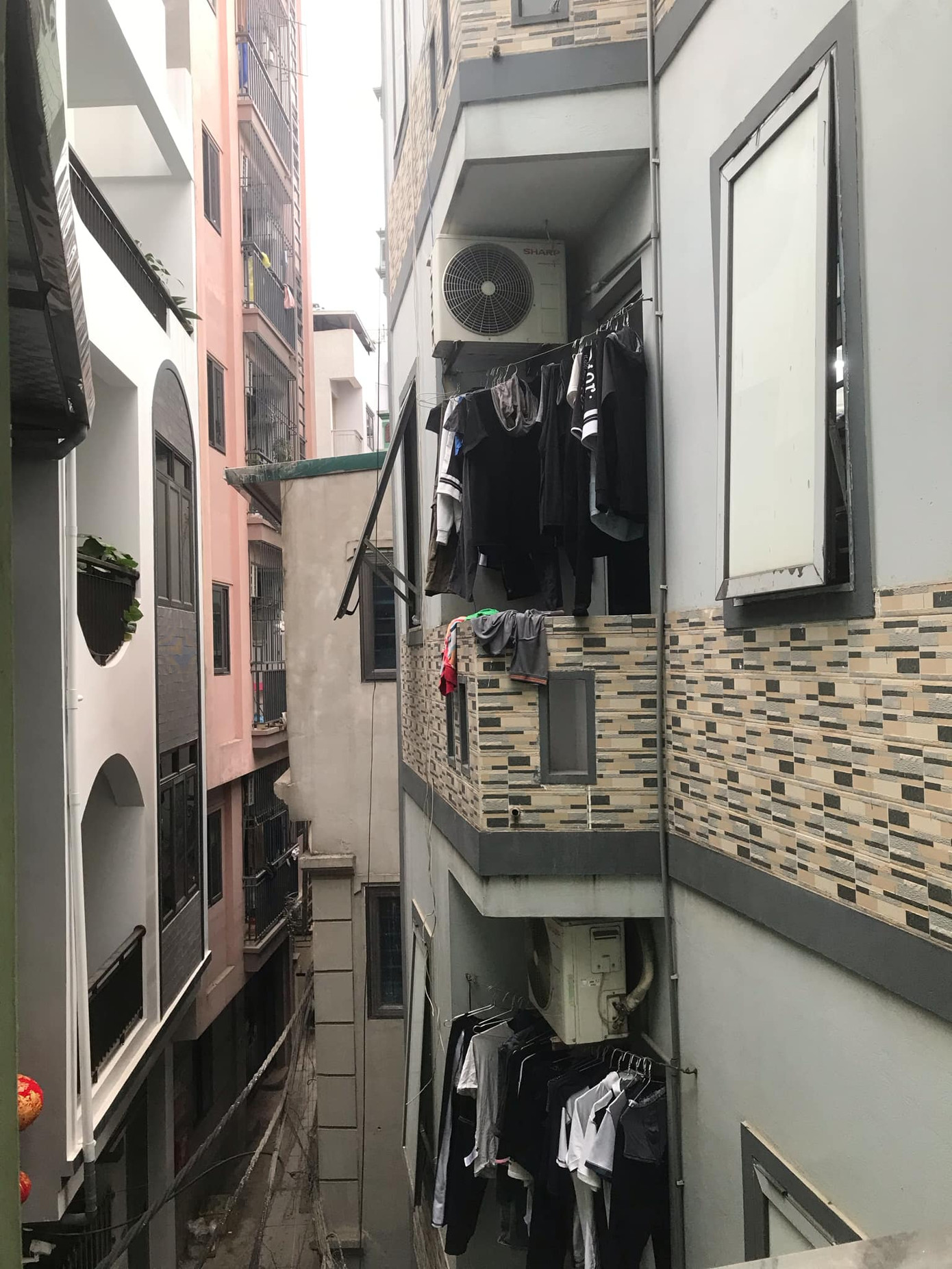 Khu nhà trọ chật hẹp trong một con hẻm nhỏ tại Hà Nội, lối đi hạn chế. Việc đảm bảo an toàn PCCC tại những khu vực này là một thách thức lớn khi không gian thoát hiểm gần như không có.