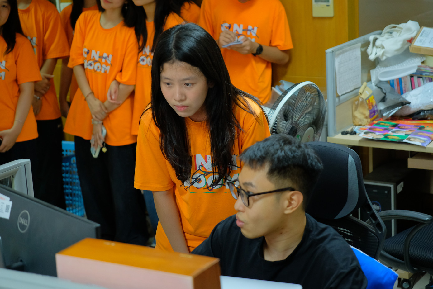 Các bạn học sinh CLB CNN Zoom trải nghiệm không gian và quy trình làm việc tại Báo Tiền Phong. Các bạn học sinh CLB CNN Zoom trải nghiệm không gian và quy trình làm việc tại Báo Tiền Phong.