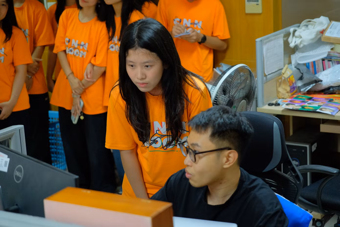 Các bạn học sinh CLB CNN Zoom trải nghiệm không gian và quy trình làm việc tại Báo Tiền Phong. Các bạn học sinh CLB CNN Zoom trải nghiệm không gian và quy trình làm việc tại Báo Tiền Phong.