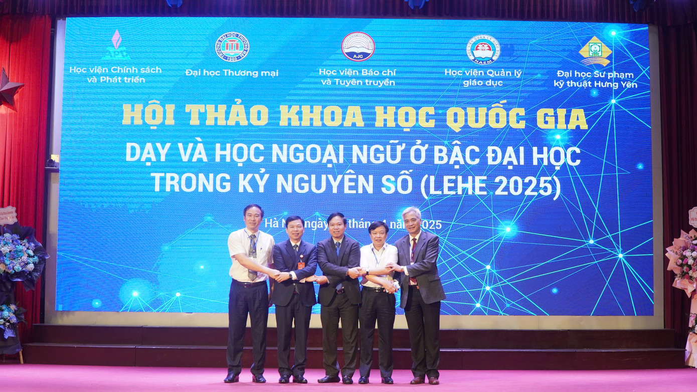 Lãnh đạo Trường Đại học Sư phạm Kỹ thuật Hưng Yên, Học viện Báo chí và Tuyên truyền, Học viện Chính sách và Phát triển, Trường Đại học Thương Mại và Học viện Quản lý Giáo dục. (lần lượt từ trái qua phải) Lãnh đạo Trường Đại học Sư phạm Kỹ thuật Hưng Yên, Học viện Báo chí và Tuyên truyền, Học viện Chính sách và Phát triển, Trường Đại học Thương Mại và Học viện Quản lý Giáo dục. (lần lượt từ trái qua phải)