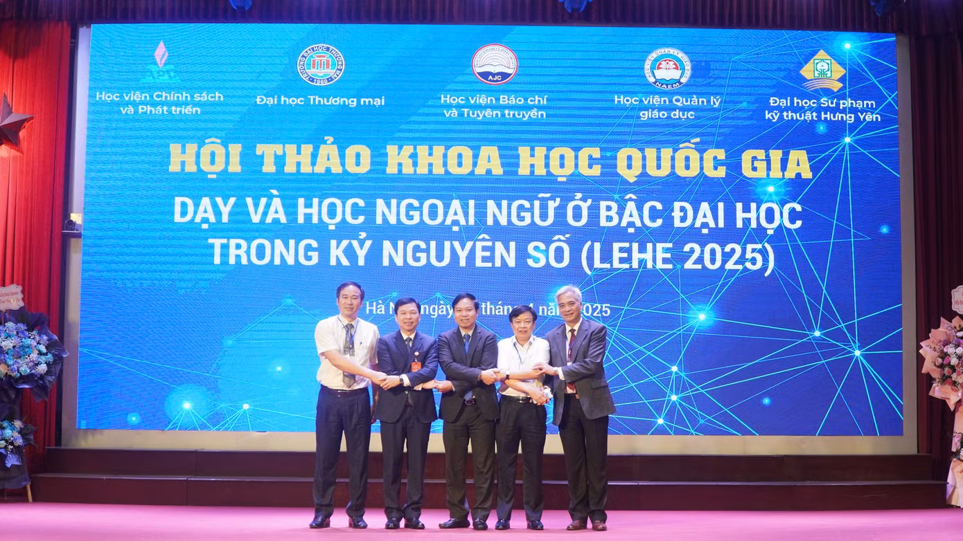 Lãnh đạo Trường Đại học Sư phạm Kỹ thuật Hưng Yên, Học viện Báo chí và Tuyên truyền, Học viện Chính sách và Phát triển, Trường Đại học Thương Mại và Học viện Quản lý Giáo dục. (lần lượt từ trái qua phải)
