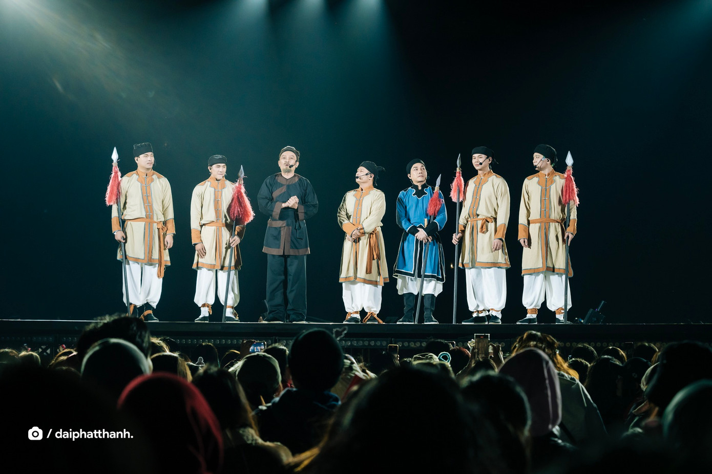 NSND Hữu Quốc hòa giọng cùng khán giả trong hai câu cuối bài Dạ Cổ Hoài Lang. (Ảnh: Đài Phát Thanh). NSND Hữu Quốc hòa giọng cùng khán giả trong hai câu cuối bài Dạ Cổ Hoài Lang. (Ảnh: Đài Phát Thanh).