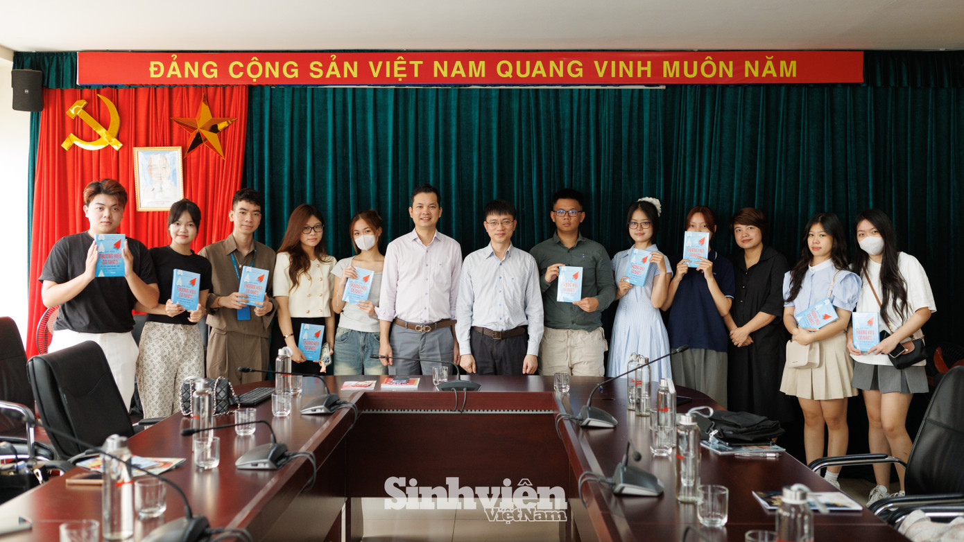 Đoàn sinh viên Học viện Ngoại giao "chek-in" với cuốn sách best-seller "Xây dựng thương hiệu cá nhân để tự bán mình với giá cao nhất" của tác giả, nhà báo Nguyễn Tuấn Anh. Đoàn sinh viên Học viện Ngoại giao "chek-in" với cuốn sách best-seller "Xây dựng thương hiệu cá nhân để tự bán mình với giá cao nhất" của tác giả, nhà báo Nguyễn Tuấn Anh.