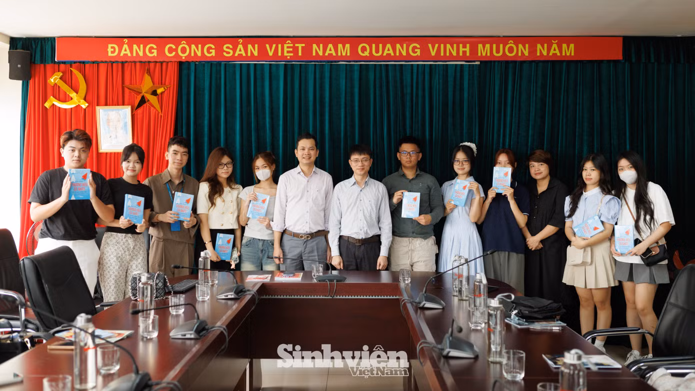 Đoàn sinh viên Học viện Ngoại giao "chek-in" với cuốn sách best-seller "Xây dựng thương hiệu cá nhân để tự bán mình với giá cao nhất" của tác giả, nhà báo Nguyễn Tuấn Anh.