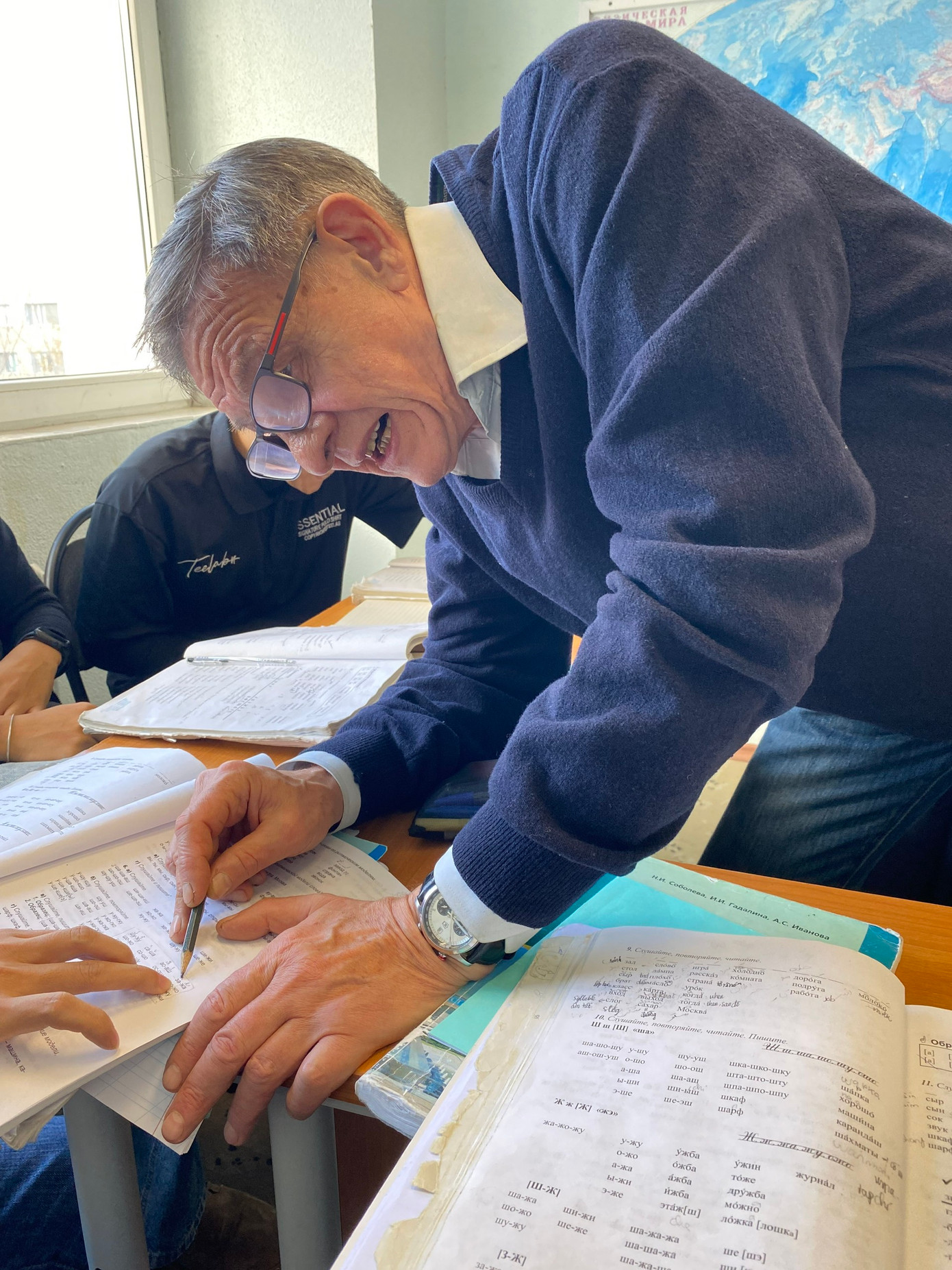 Hiếu được thầy giáo chỉ bài trong giờ học tiếng Nga. Hiếu được thầy giáo chỉ bài trong giờ học tiếng Nga.