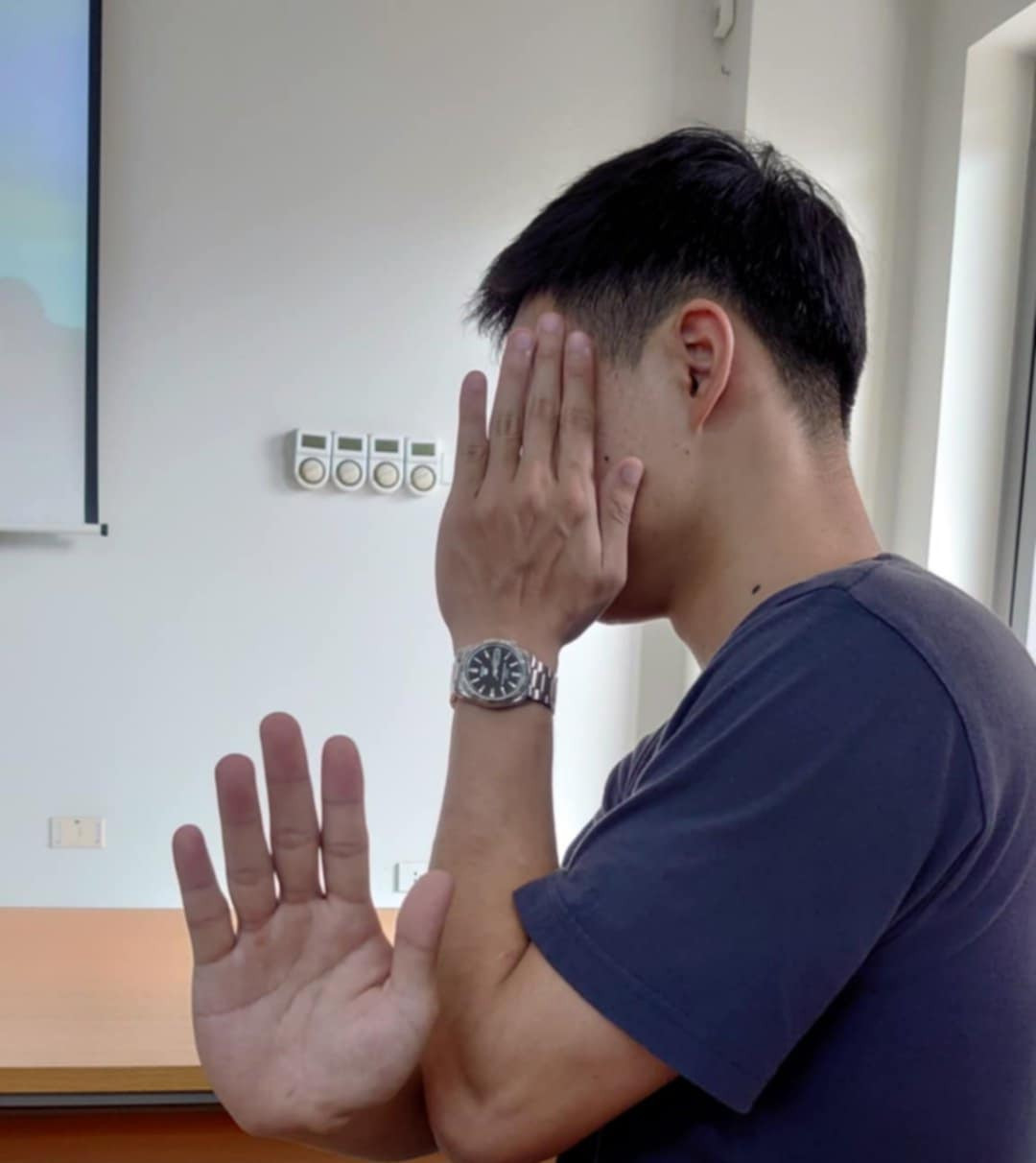 Khi bạn trẻ sẵn sàng đối mặt với mọi thứ, trừ máy ảnh. (Ảnh: Thùy Phương)