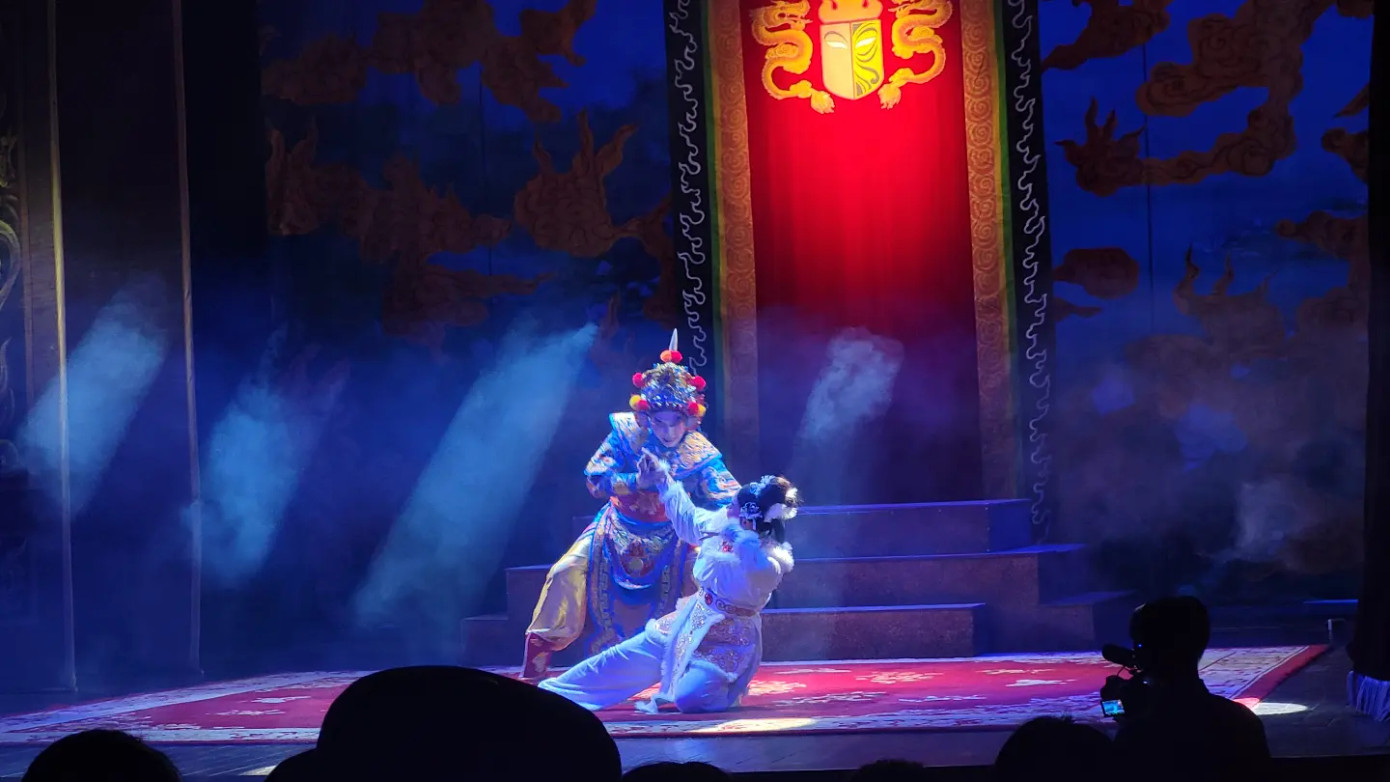 NSƯT Lộc Huyền (vai Hồ Nguyệt Cô) và nghệ sĩ Mạnh Linh (vai Tiết Giao).