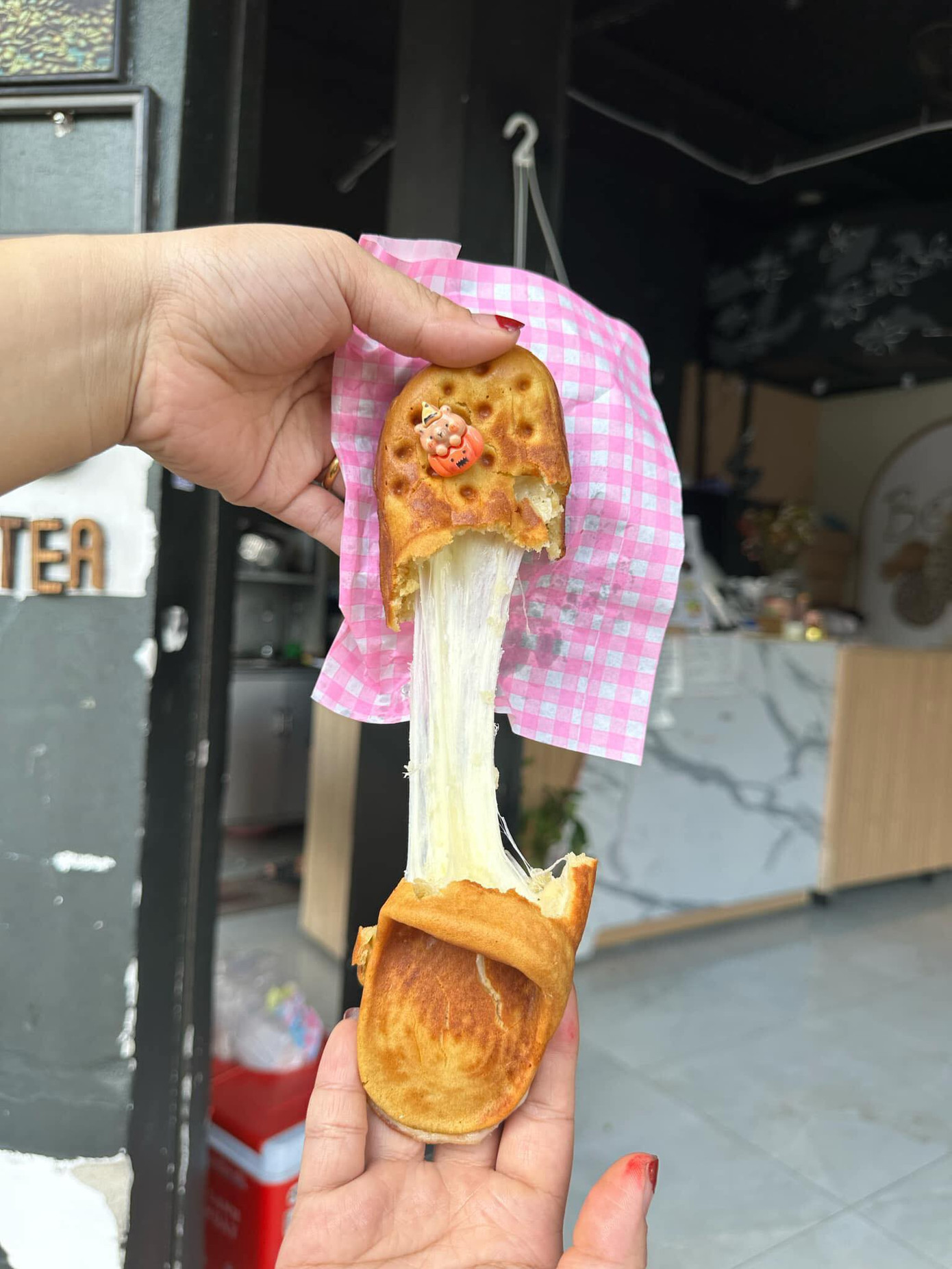 Nhân phô mai bên trong của bánh có thể kéo sợi cực kì đẹp mắt. (Ảnh: Thu Thủy) Nhân phô mai bên trong của bánh có thể kéo sợi cực kì đẹp mắt. (Ảnh: Thu Thủy)