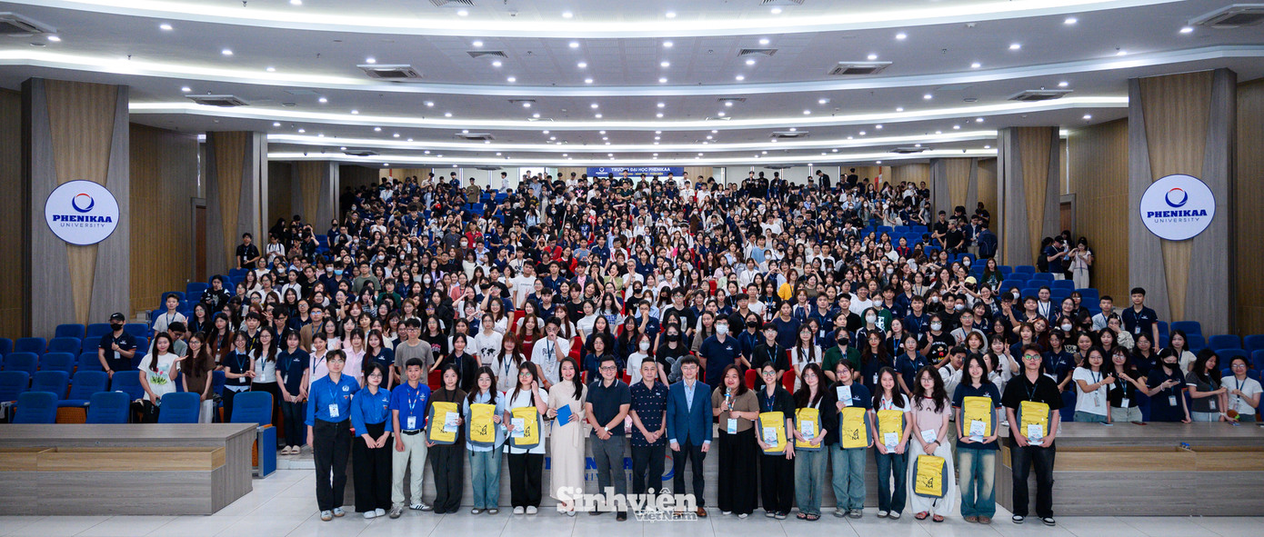 Các diễn giả và đại diện các đơn vị tổ chức check-in cùng hàng trăm tân sinh viên tham dự chương trình. Các diễn giả và đại diện các đơn vị tổ chức check-in cùng hàng trăm tân sinh viên tham dự chương trình.
