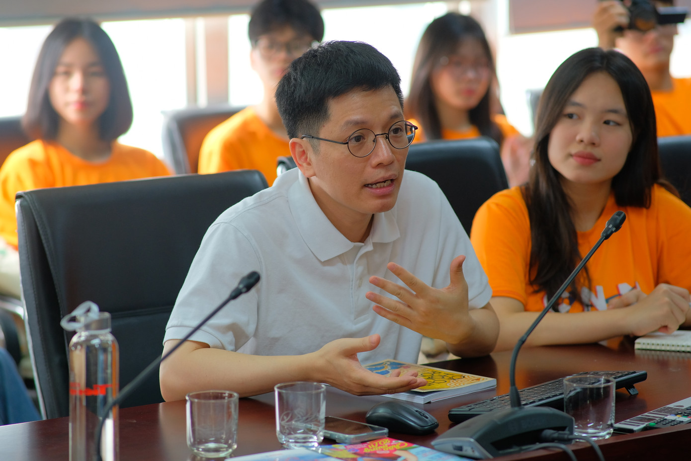 Nhà báo Nguyễn Hồ Hưng đại diện giới thiệu những ấn phẩm từ Ban Sinh Viên - Hoa Học Trò. Nhà báo Nguyễn Hồ Hưng đại diện giới thiệu những ấn phẩm từ Ban Sinh Viên - Hoa Học Trò.