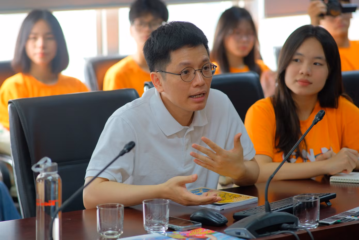Nhà báo Nguyễn Hồ Hưng đại diện giới thiệu những ấn phẩm từ Ban Sinh Viên - Hoa Học Trò. Nhà báo Nguyễn Hồ Hưng đại diện giới thiệu những ấn phẩm từ Ban Sinh Viên - Hoa Học Trò.