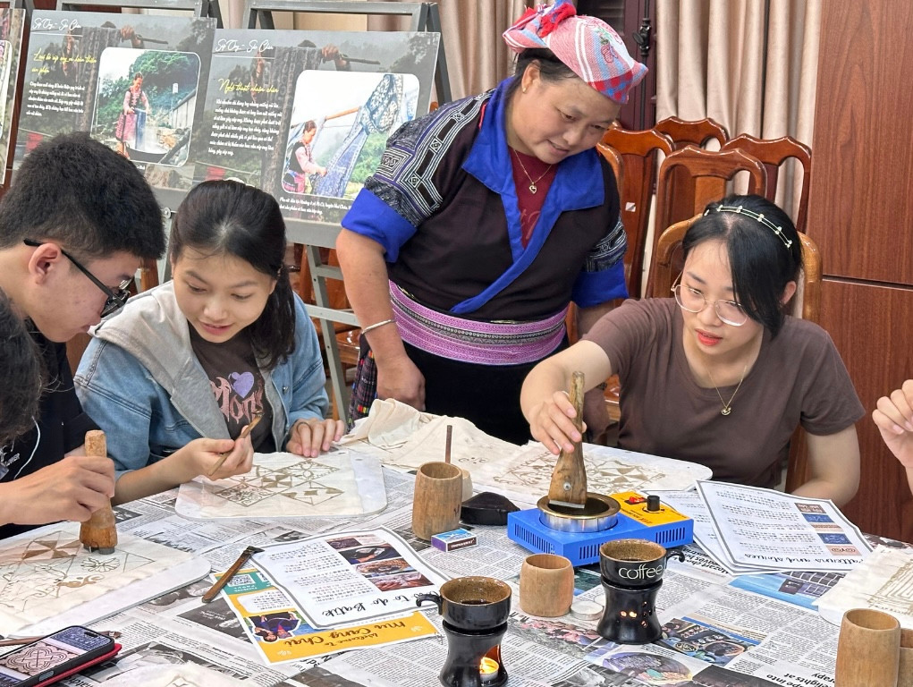 Du khách được trực tiếp tham gia trải nghiệm kỹ thuật tạo hoa văn sáp ong. Du khách được trực tiếp tham gia trải nghiệm kỹ thuật tạo hoa văn sáp ong.