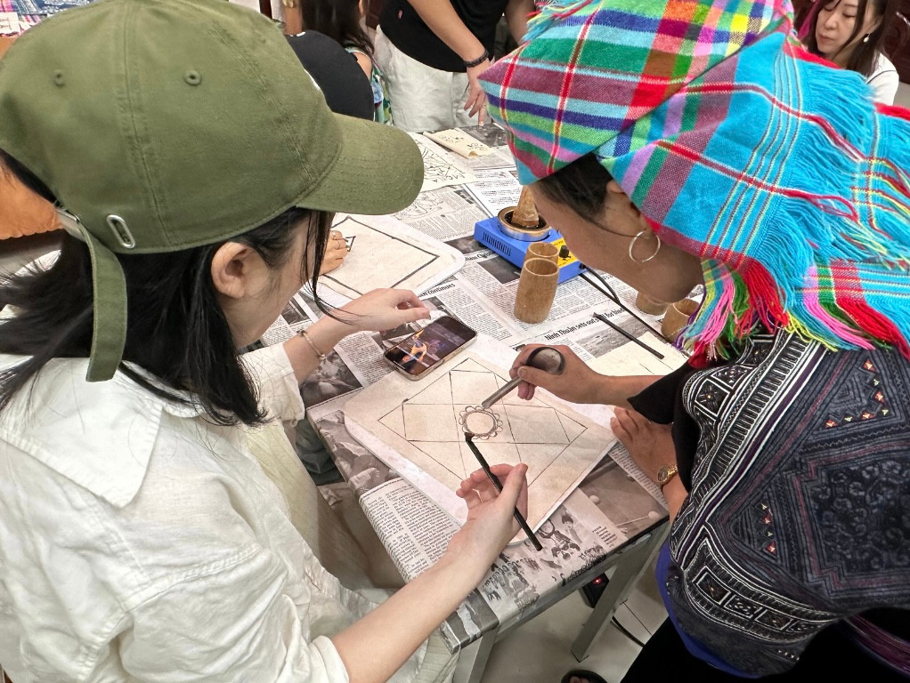 Du khách được hướng dẫn tận tình cách lấy sáp và sử dụng bút vẽ. Du khách được hướng dẫn tận tình cách lấy sáp và sử dụng bút vẽ.