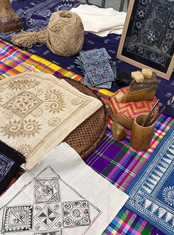 Một số sản phẩm sau khi vẽ sáp ong, nhuộm và dụng cụ vẽ của người Mông. Một số sản phẩm sau khi vẽ sáp ong, nhuộm và dụng cụ vẽ của người Mông.