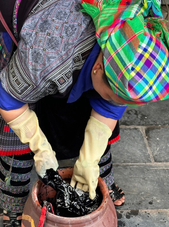 Vải đã vẽ hoa văn được nhúng nhiều lần màu nhuộm, sau đó đem đi phơi, để lộ ra những hoa văn màu trắng trên nền chàm. Vải đã vẽ hoa văn được nhúng nhiều lần màu nhuộm, sau đó đem đi phơi, để lộ ra những hoa văn màu trắng trên nền chàm.