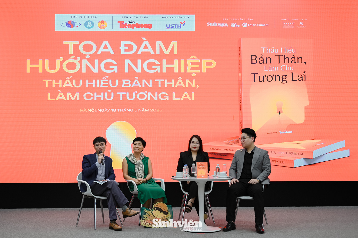 Nhà báo Nguyễn Tuấn Anh cùng 3 diễn giả trong tọa đàm.