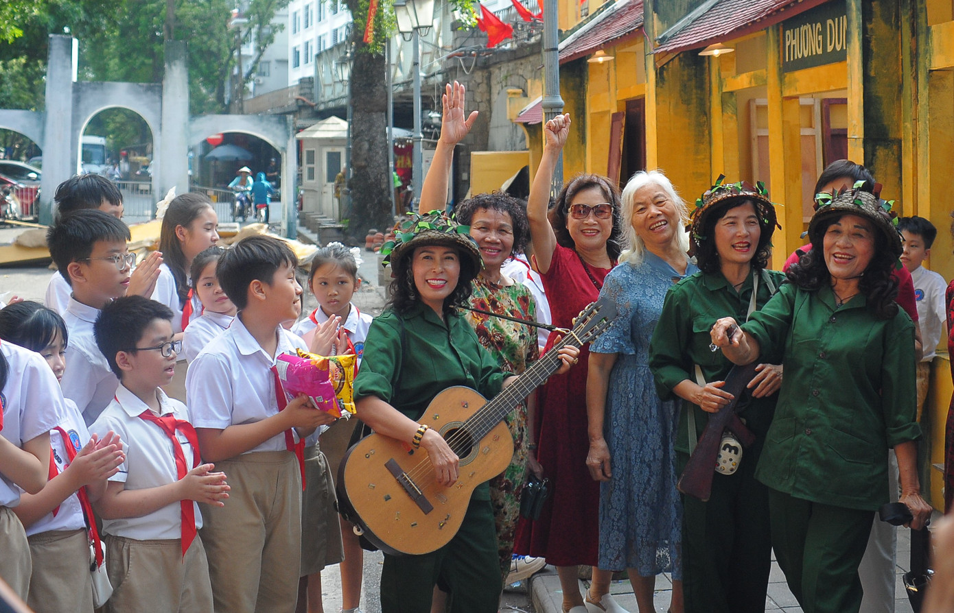 Dàn hòa ca của các du khách đến tham quan triển lãm.