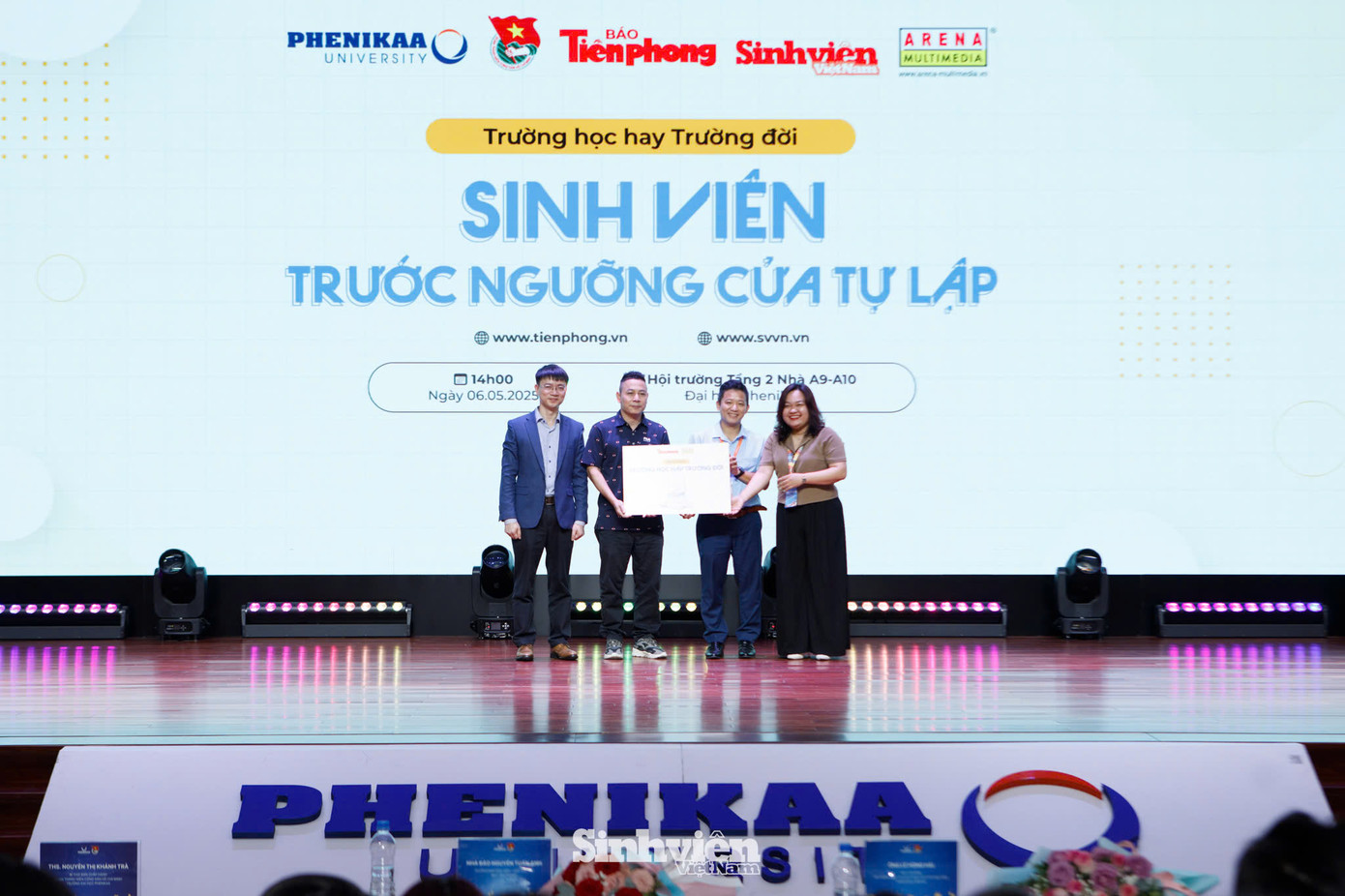 Đại diện Báo Tiền Phong và Hệ thống Đào tạo Arena Multimedia trao tặng 100 cuốn sách "Trường học hay Trường đời" bản in năm 2024 cho đại diện Đại học Phenikaa. Đại diện Báo Tiền Phong và Hệ thống Đào tạo Arena Multimedia trao tặng 100 cuốn sách "Trường học hay Trường đời" bản in năm 2024 cho đại diện Đại học Phenikaa.