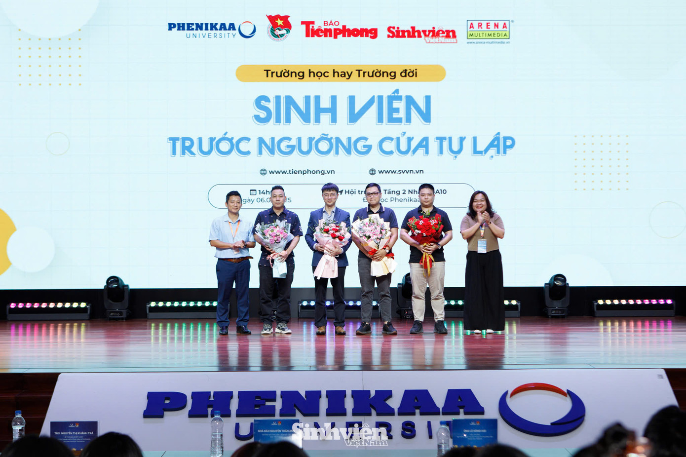 Đại diện Đại học Phenikaa tặng hoa cảm ơn các đơn vị đồng tổ chức và các diễn giả. Đại diện Đại học Phenikaa tặng hoa cảm ơn các đơn vị đồng tổ chức và các diễn giả.