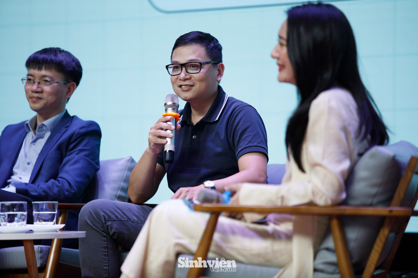 ThS. Vũ Anh Đức: “Công nghệ chỉ là công cụ, còn cốt lõi vẫn là tư duy và hiểu biết chuyên môn. Dù là truyền thông, thiết kế hay kinh doanh, điều quan trọng là bạn phải hiểu mình phục vụ ai, mục tiêu là gì và làm thế nào để sản phẩm của mình tạo ra giá trị.” ThS. Vũ Anh Đức: “Công nghệ chỉ là công cụ, còn cốt lõi vẫn là tư duy và hiểu biết chuyên môn. Dù là truyền thông, thiết kế hay kinh doanh, điều quan trọng là bạn phải hiểu mình phục vụ ai, mục tiêu là gì và làm thế nào để sản phẩm của mình tạo ra giá trị.”