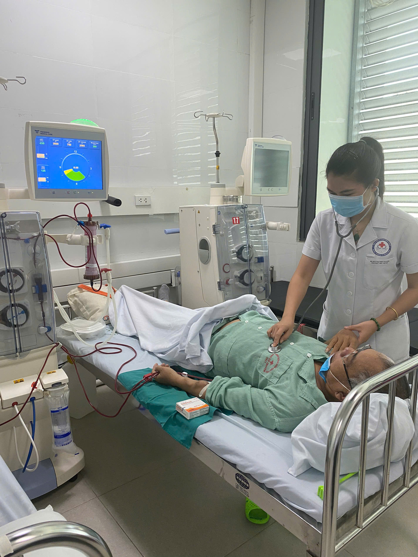 Bác sĩ Nguyên đang khám bệnh cho bệnh nhân mắc bệnh thận. Bác sĩ Nguyên đang khám bệnh cho bệnh nhân mắc bệnh thận.