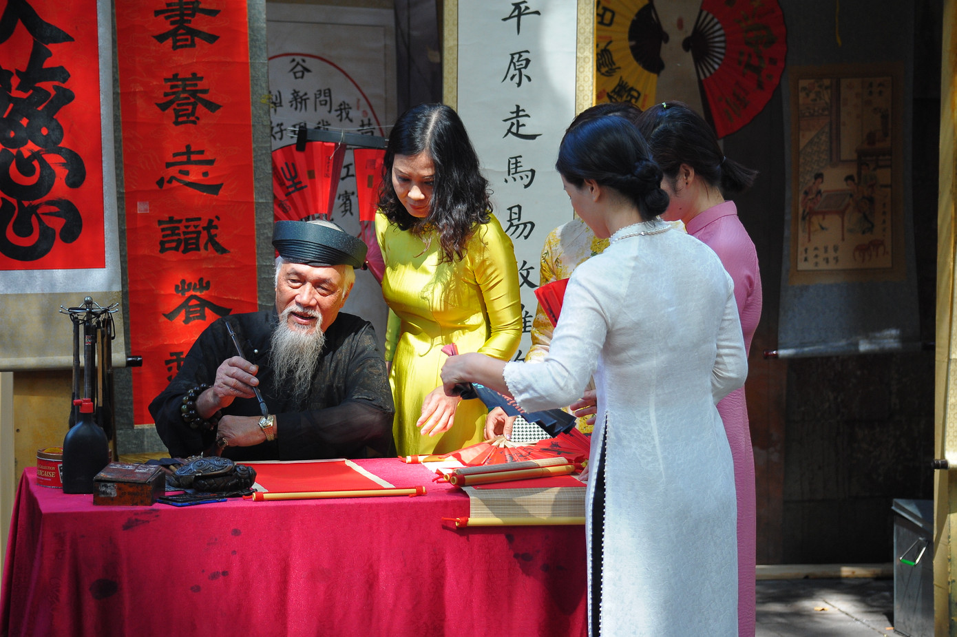 Du khách thích thú với nghệ thuật viết thư pháp.