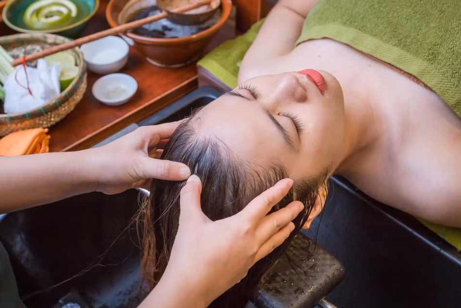 Gội đầu dưỡng sinh đang trở thành xu hướng mới trong hành trình chăm sóc sức khỏe của giới trẻ. (Ảnh: Sưu tầm) Gội đầu dưỡng sinh đang trở thành xu hướng mới trong hành trình chăm sóc sức khỏe của giới trẻ. (Ảnh: Sưu tầm)