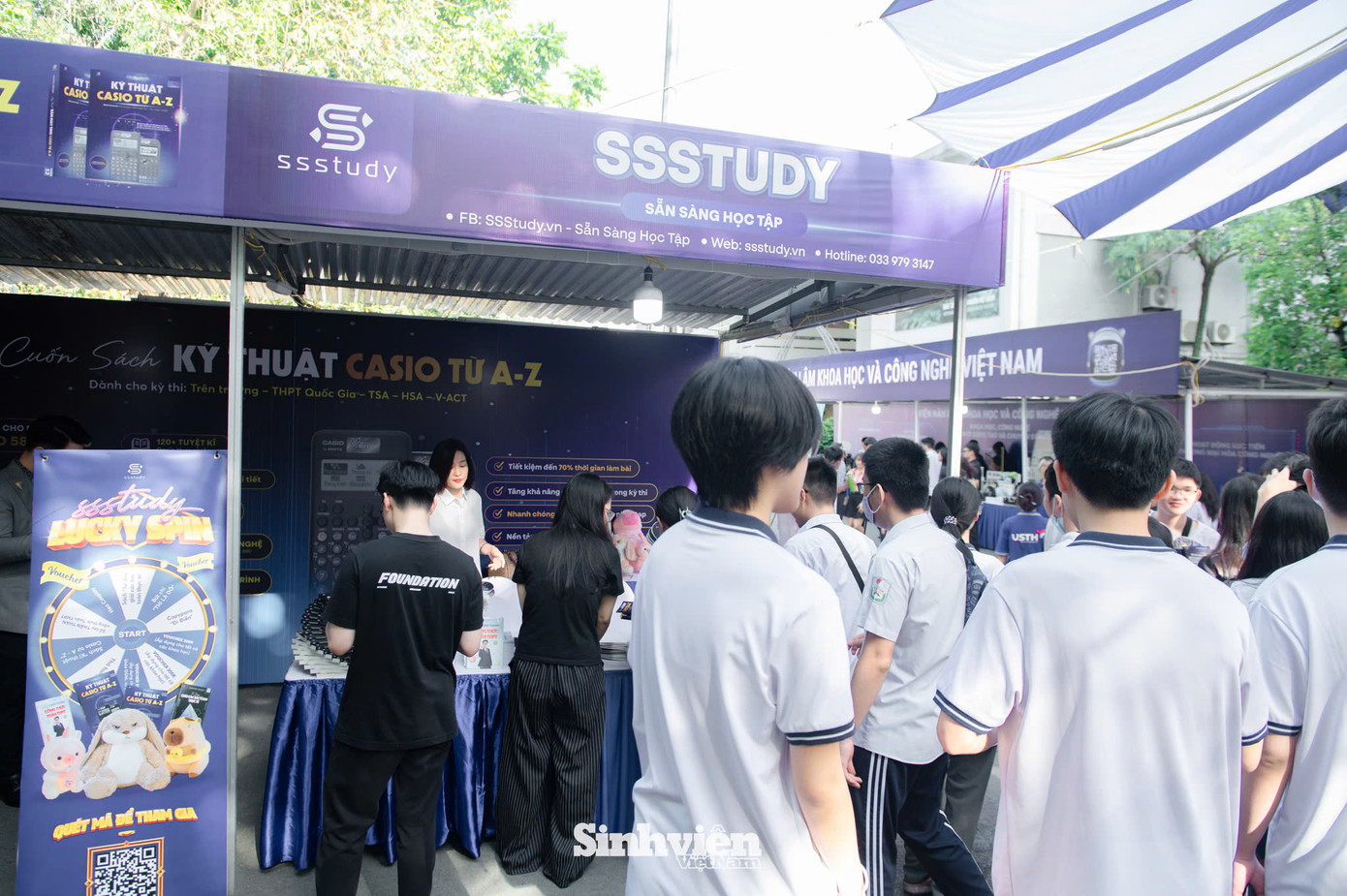 Không khí sôi động trước gian hàng SSStudy.