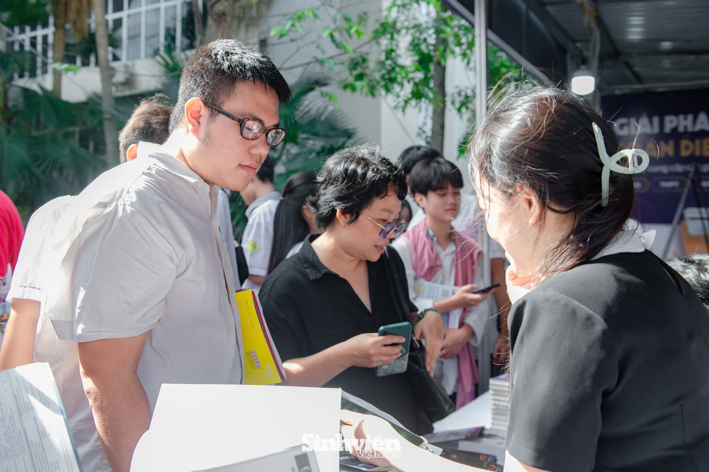 Các bạn học sinh hào hứng trải nghiệm sách "Kĩ thuật Casio từ A-Z".