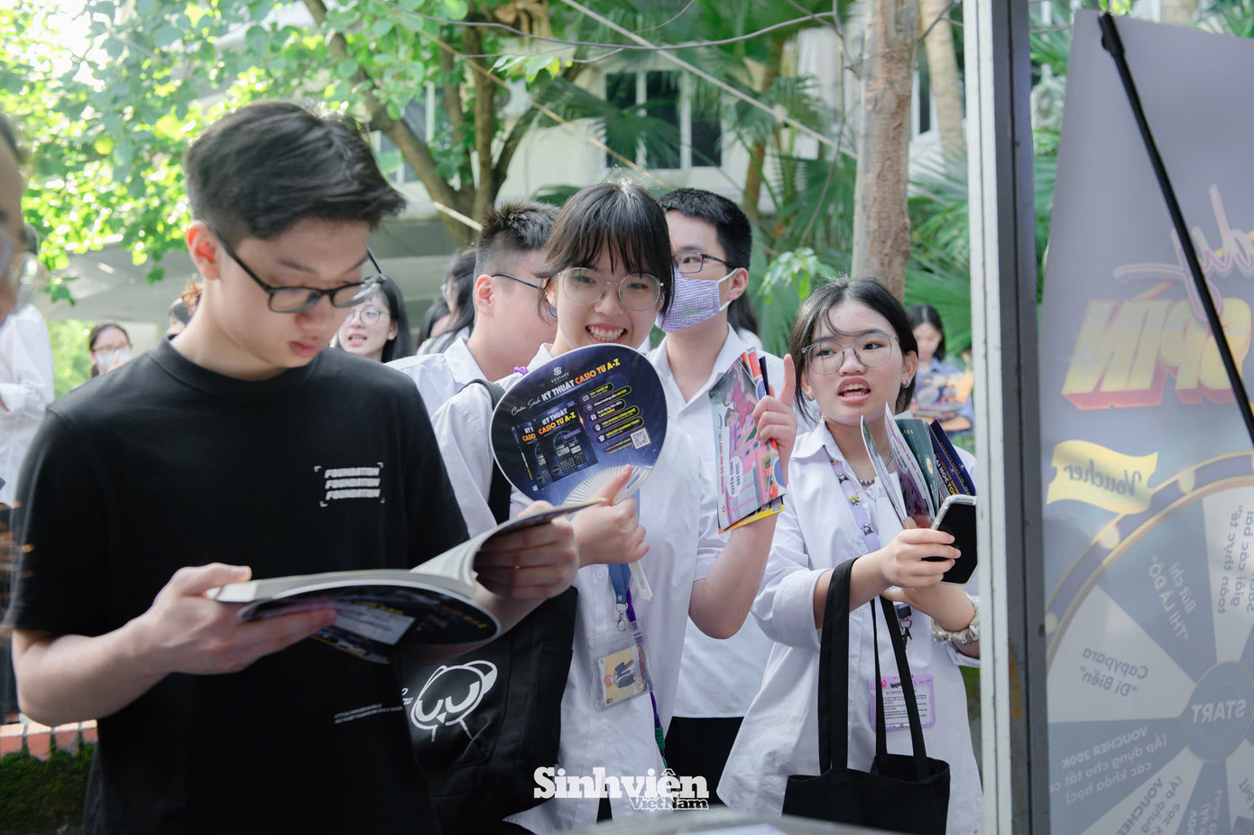 Các bạn học sinh hào hứng trải nghiệm sách "Kĩ thuật Casio từ A-Z".