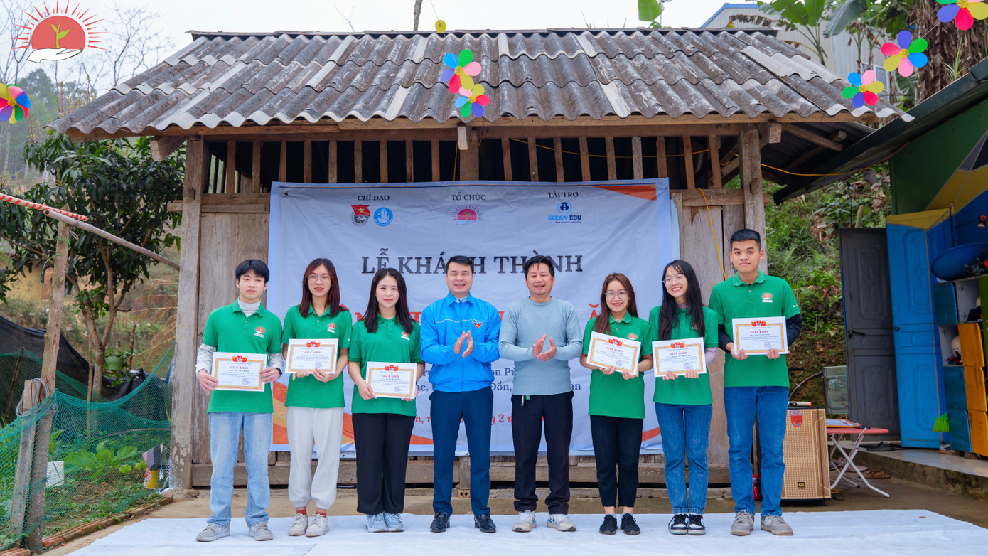 Hạnh (thứ ba, từ phải sang) vinh dự nhận giấy khen có thành tích xuất sắc cùng với những người cộng sự của mình.