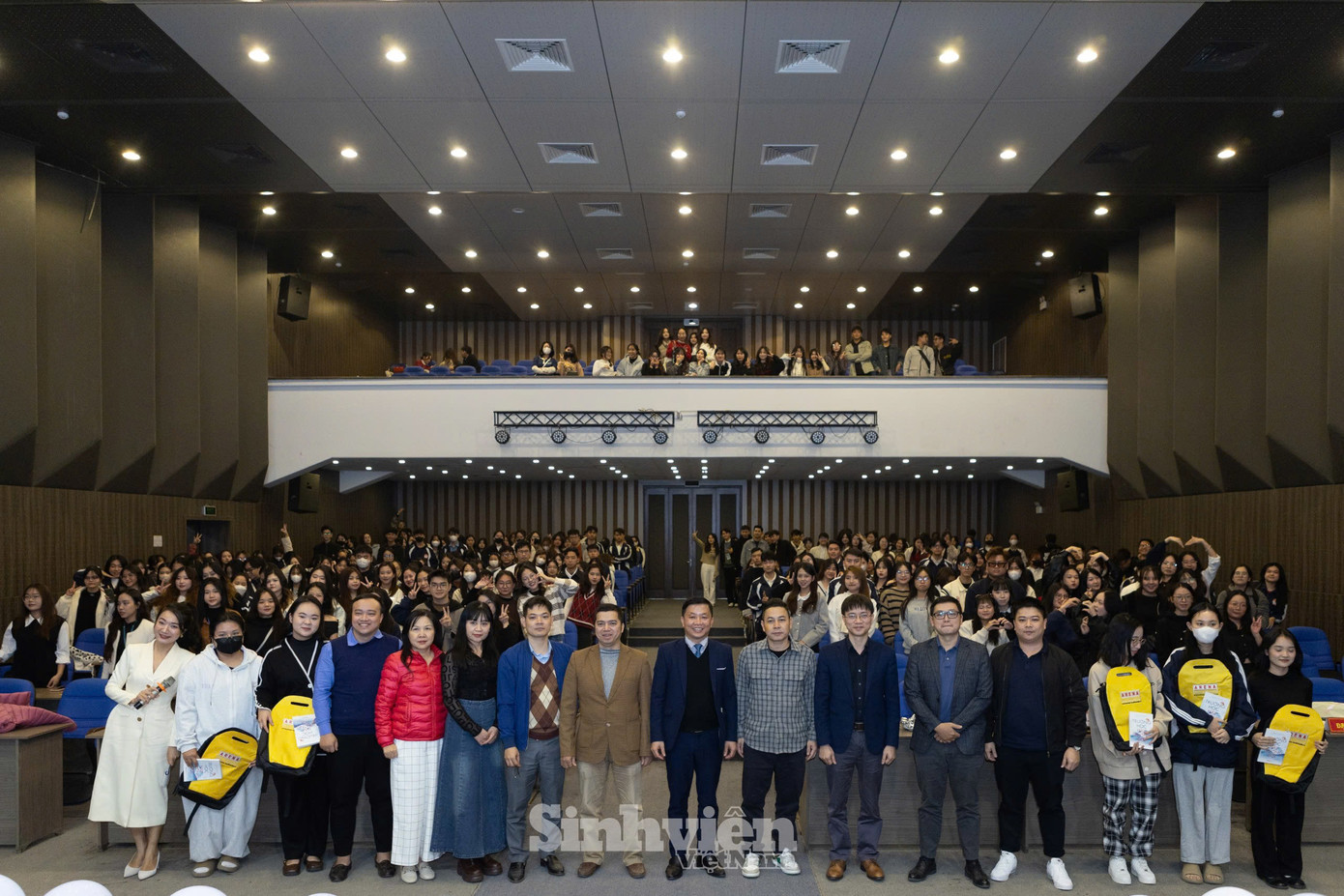 Các diễn giả và đại diện các đơn vị tổ chức check-in cùng hàng trăm sinh viên tham dự chương trình. Các diễn giả và đại diện các đơn vị tổ chức check-in cùng hàng trăm sinh viên tham dự chương trình.