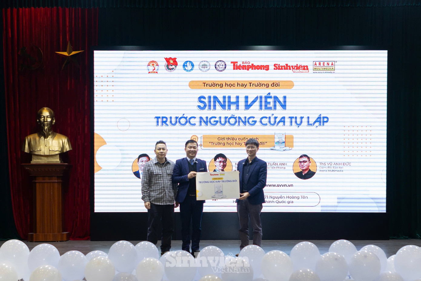 Đại diện Báo Tiền Phong và Arena Multimedia trao tặng 100 cuốn sách "Trường học hay Trường đời" bản in năm 2024 cho Học viện Hành chính Quốc gia. Đại diện Báo Tiền Phong và Arena Multimedia trao tặng 100 cuốn sách "Trường học hay Trường đời" bản in năm 2024 cho Học viện Hành chính Quốc gia.