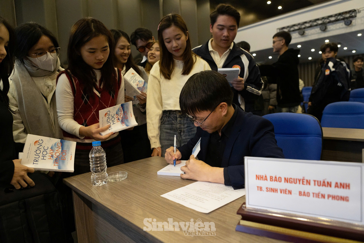 Tác giả, nhà báo Nguyễn Tuấn Anh ký tặng cuốn sách "Trường học hay Trường đời" cho sinh viên Học viện Hành chính Quốc gia. Tác giả, nhà báo Nguyễn Tuấn Anh ký tặng cuốn sách "Trường học hay Trường đời" cho sinh viên Học viện Hành chính Quốc gia.