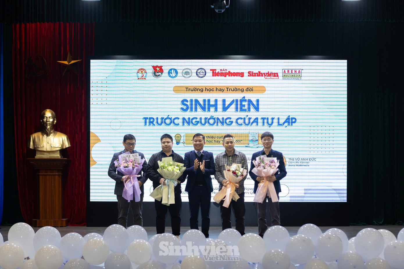 Đại diện Học viện Hành chính Quốc gia tặng hoa cảm ơn các đơn vị đồng tổ chức và các diễn giả. Đại diện Học viện Hành chính Quốc gia tặng hoa cảm ơn các đơn vị đồng tổ chức và các diễn giả.