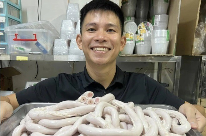 Ông Ngô Quyền Thế khoe bộ lòng se điếu trên mạng xã hội. (Ảnh: Mạng xã hội)