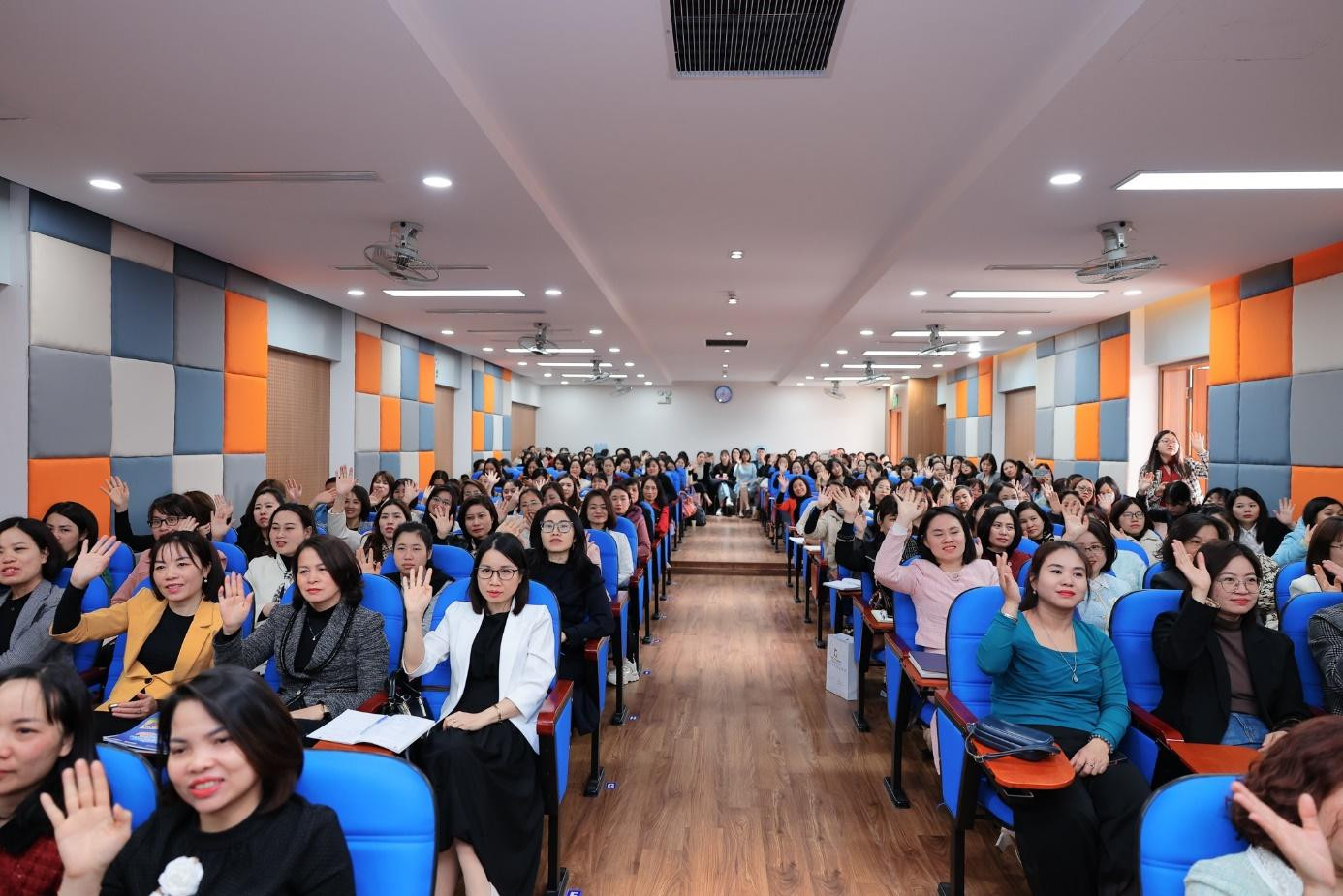 Sự tham gia đông đảo của các đại diện đến từ nhiều trường tiểu học và mầm non tại hội thảo.