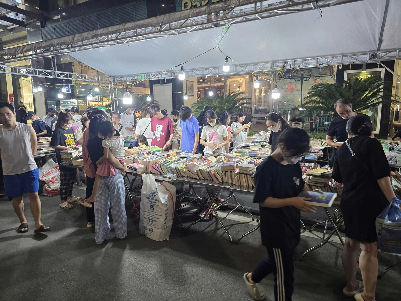Đông đảo các bản sinh viên đến hội chợ sách từ 7 giờ rưỡi đến 9 giờ tối - Nguồn FB Hội chợ sách cũ Hà Nội.