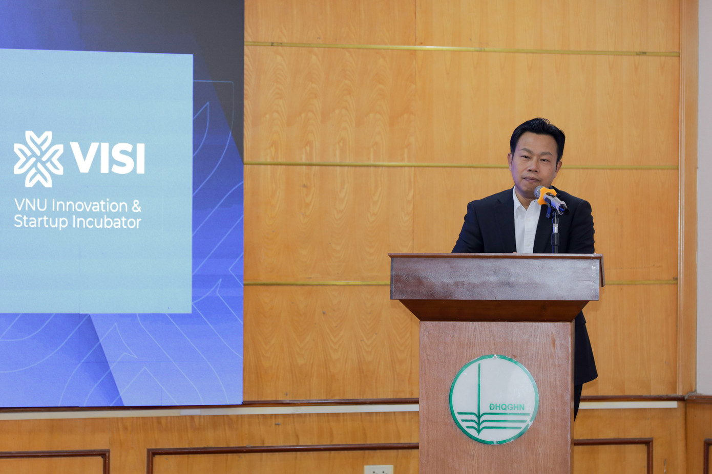 GS.TS cho rằng nhà khoa học cần chọn hướng đi phù hợp, gần gũi hơn với nhu cầu thực tế của doanh nghiệp và thị trường. (Ảnh: Nguyên Lê)