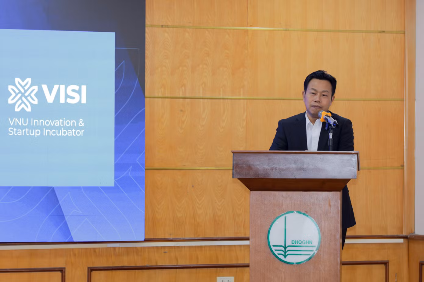 GS.TS cho rằng nhà khoa học cần chọn hướng đi phù hợp, gần gũi hơn với nhu cầu thực tế của doanh nghiệp và thị trường. (Ảnh: Nguyên Lê)